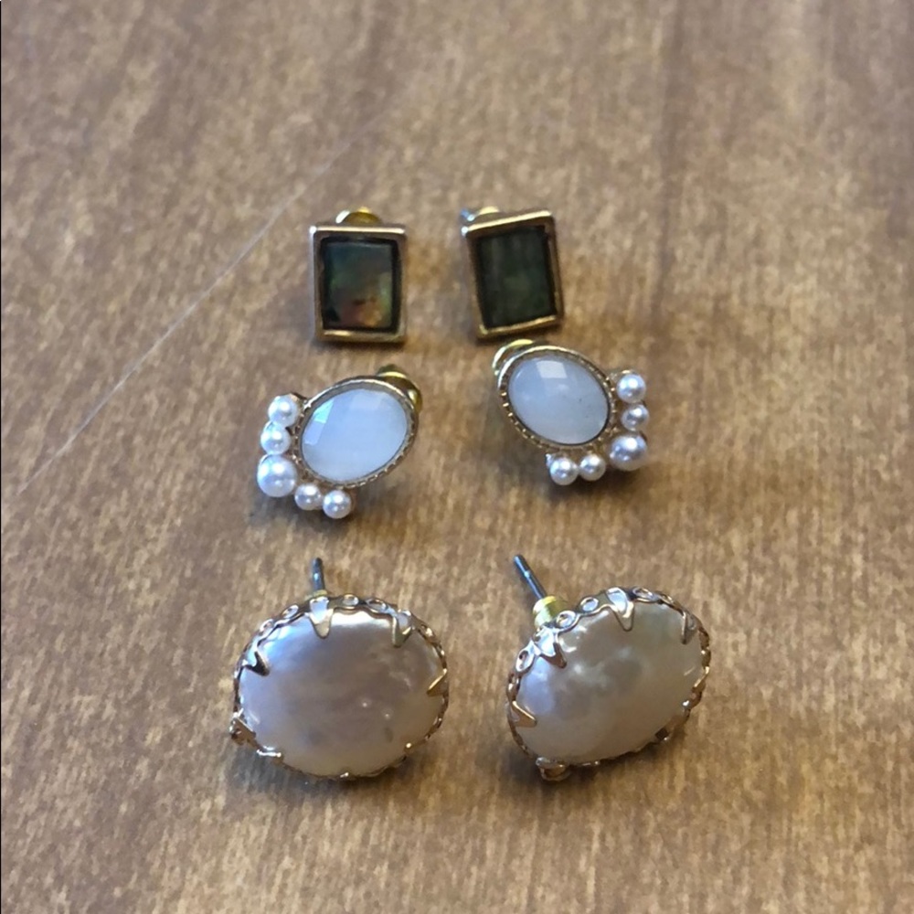 Set of stud earrings
